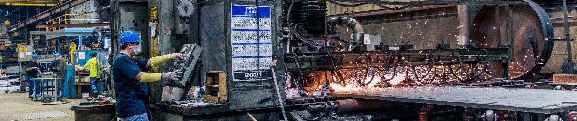Industrie und Mittelstand Industrie-Mitarbeiter bedient Fertigungsanlage